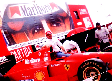 Martin Burga y la Ferrari de Formula 1 de Michael Shumacher